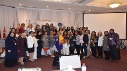 اختتام مؤتمر الصناعات التقليدية بتونس وصورة مجمعة لاعضاء مجلس سيدات اعمال العرب وسيدات اعمال من الدول العربية المشاركة فى المؤتمر