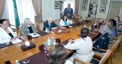 أشاد الامين العام للجامعة العربية نبيل العربي اليوم بدور مجلس سيدات الاعمال العرب برئاسة الشيخة حصة سعد العبد الله الصباح في دعم قضايا التنمية وذلك يوم 4من سبتمبر 2014